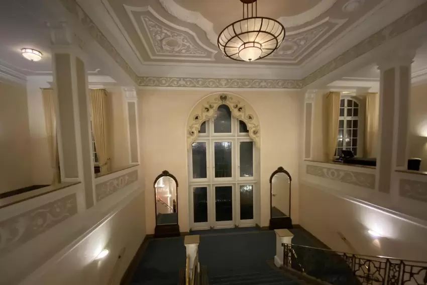 Das Treppenhaus ist auch nach 125 Jahren noch beeindruckend.