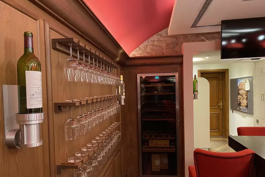 Seit der Renovierung im Jahre 2000 gibt es eine Vinothek für Weinproben im Haus.