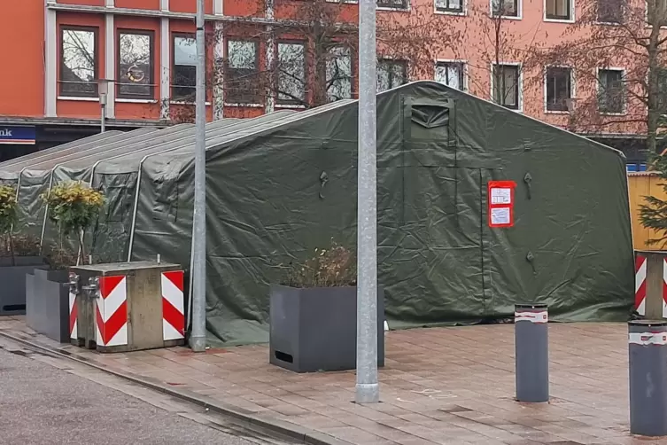 Anlass f&uuml;r Debatten: Am Zelt der Bundeswehr waren auf dem Weihnachtsmarkt als bewaffnete Soldaten zu sehen. 