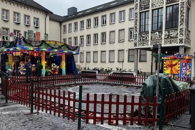 Die Kinderbimmelbahn auf dem Frankenthaler Weihnachtsmarkt: Die Gleise sind verlegt, der Zug kann fahren. 