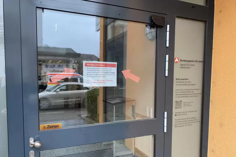 Dieses Schild am Eingang in der Kaiserstra&szlig;e 48 r&auml;t Kunden zum Blick in die schriftliche Einladung, an welcher Adresse die gew&uuml;n