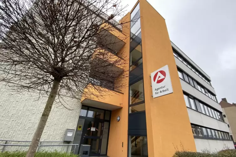 Im klassischen Arbeitsamtsgeb&auml;ude Kaiserstra&szlig;e 48 sind drei Etagen vom Callcenter belegt. 