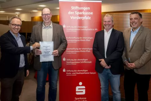 Nehmen den Preis aus den Händen von Sparkassen-Vorstandsmitglied Oliver Kolb (links) entgegen: Uwe Grajewski von den Wingertfreu