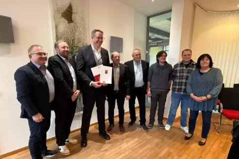 Unser Bild zeigt Ministerpräsident Alexander Schweitzer mit Bürgermeistern und Beigeordneten aus Kandel und Minfeld. 
