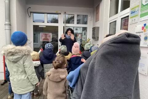 „Ihr müsst draußen bleiben“, signalisiert Kita-Leiterin Steffi Contes den Kindern. Bislang nur fürs Foto. Die Integrative Kinder
