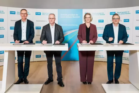 Symbolische Unterzeichnung der neuen BASF-Standortvereinbarung am Montag in Ludwigshafen: (von links) Marc Heider, Vorsitzender 
