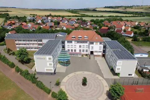 Gegen eine Lehrerin aus Bolanden wird wegen mutmaßlicher Fälschung des Zeugnisses ermittelt. Gegen eine Lehrerin aus Bolanden wird wegen mutmaßlicher Fälschung des Zeugnisses ermittelt.