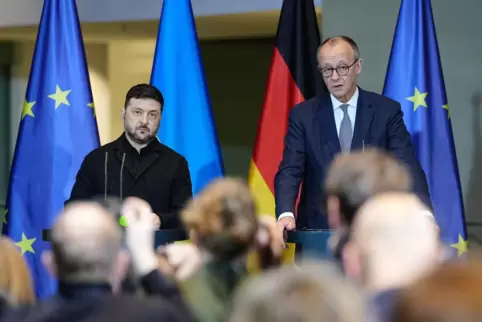 Bundeskanzler Merz äußert sich mit dem ukrainischen Präsidenten Selenskyj zum Stand der Verhandlungen. 