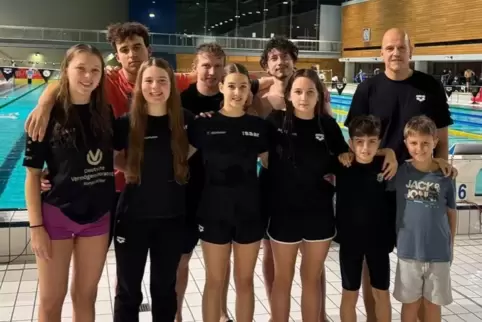 Das erfolgreiche Team der Wassersportfreunde (Wsf) Zweibrücken beim Lux-Christmas-Cup in Dudelange/Luxemburg, mit Trainer Thomas