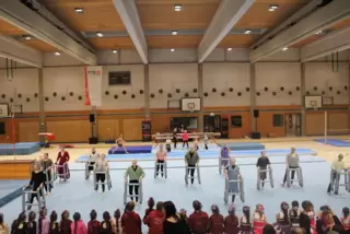 Die zwölf- bis 15-jährigen Turnmädchen zeigen als „Omas“ ihr Können. 