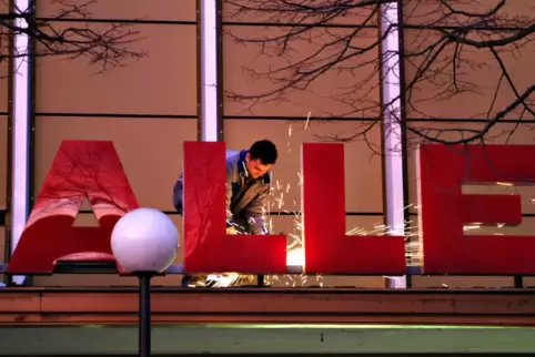 Im Februar 2004 demontierten Mitarbeiter einer Duisburger Firma die Leuchtreklamen der Zweibrücker Kaufhalle. Im Februar 2004 demontierten Mitarbeiter einer Duisburger Firma die Leuchtreklamen der Zweibrücker Kaufhalle.