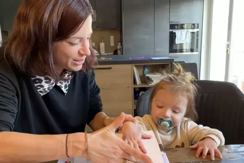Verena Ecker und die kleine Lotti haben eine große Reise vor sich. Verena Ecker und die kleine Lotti haben eine große Reise vor sich.
