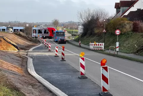 An einer Ampel müssen die Autofahrer am Ortsausgang Richtung Friedelsheim nun nicht mehr warten. Dafür ist die Bahnschranke wied