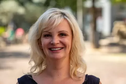 Redakteurin Cynthia Schröer wurde für ihre Recherche zum Fallschirmjägerregiment 26 von der RHEINPFALZ mit einem Preis ausgezeic