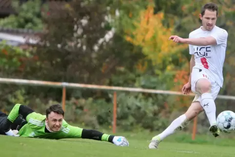  TuS Schönenbergs Dennis Becker umspielt Timon Holst, Torhüter des TuS Hohenecken II. Wenig später fällt das 1:0 durch Joshua Ar