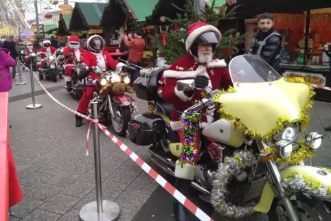 Auf dem Ludwigshafener Weihnachtsmarkt: Die Riding Santas sammeln mit ihren Harley-Davidson-Motorrädern Geld für das Kinderhospi
