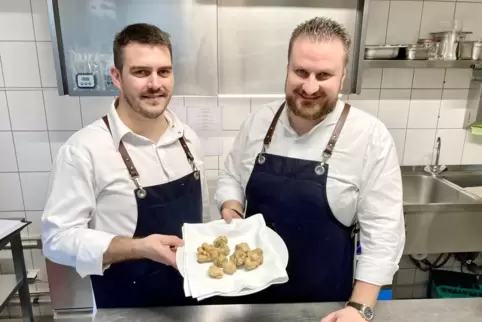 Sternekoch Vjekoslav Pavic (rechts) und sein Küchenchef Sandor Kalman lieben Trüffel. Die kostbare Knolle aus dem italienischen 