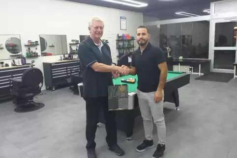 Ortsvorsteher Helmut Wesper (links) beglückwünscht Abdullah Al Ali zur Eröffnung seines Friseursalons.