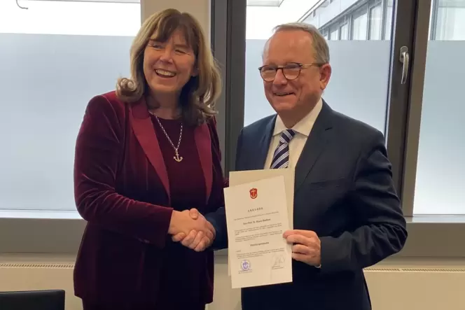 Handshake und Urkunde: Klaus Blettner (CDU) folgt ab Januar als Ludwigshafener OB auf Jutta Steinruck (parteilos).