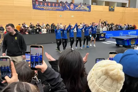 Die Handys sind gezückt: Die Fans bejubeln mit Fan Zhendong (Dritter von rechts) und dem FCS-Team den Heimsieg.