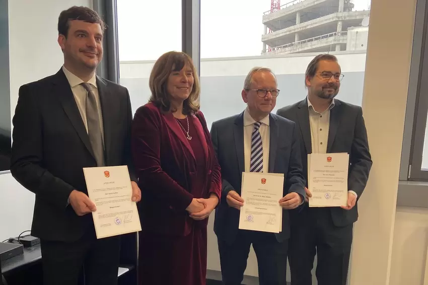 Erhielten ihre Ernennungskunden von OB Steinruck: die neuen Dezernenten David Guthier (links) und Lars Pletscher (rechts) sowie