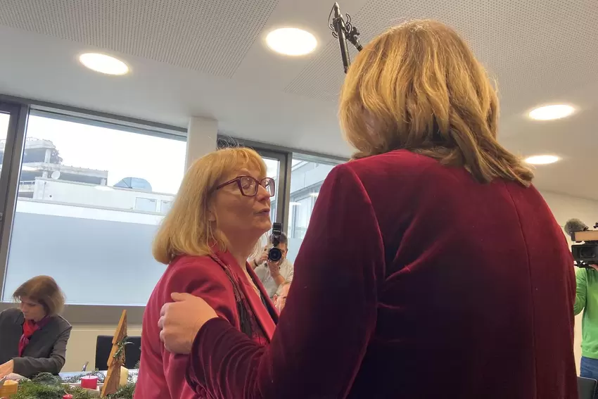 Die OB verabschiedet Dezernentin Beate Steeg.