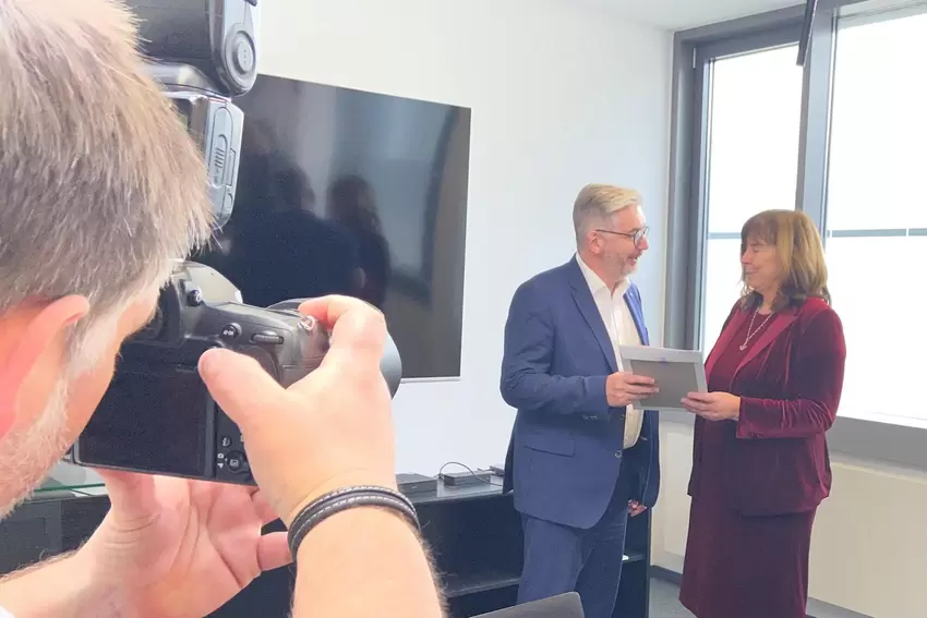 Auch Andreas Schwarz erhilet eine Urkunde.