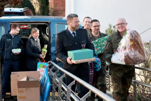 Michael Sziele (links) und Jürgen Gründer übergaben mit ihren Kollegen Geschenke an das Haus der Familie in Bad Bergzabern.