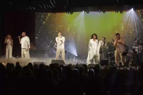 Die von Thomas Schwab (im Hintergrund) geleitete Show „Christmas Moments“ entwickelte im Congress Center Ramstein einen hohen Un