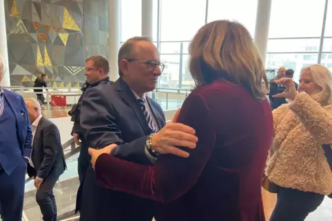 Herzliche Begrüßung: OB Jutta Steinruck (63, parteilos) und ihr Nachfolger Klaus Blettner (58, CDU) beim Abschied der 63-Jährige