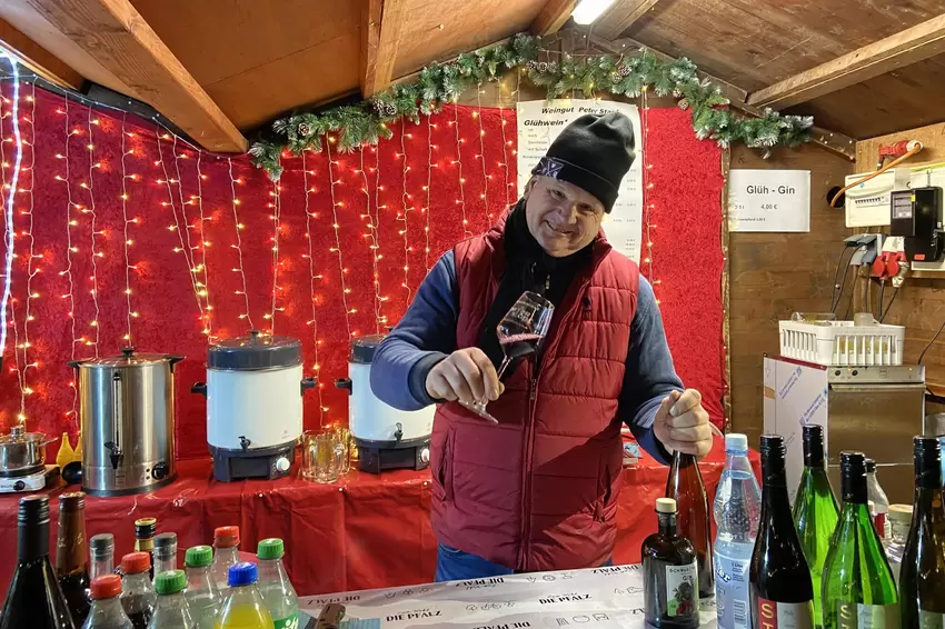 Peter Stapf, Winzer aus Wachenheim, schätzt das Publikum auf dem Haßlocher Weihnachtsmarkt.