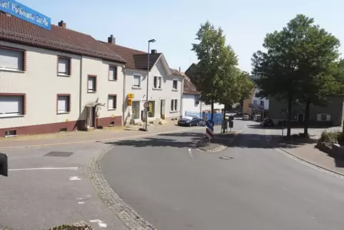 Der Begegnungsplatz liegt gegenüber der Abzweigung Kirrberger Straße/Carl-Pöhlmann-Straße. Am rechten Bildrand ist ein kleines S