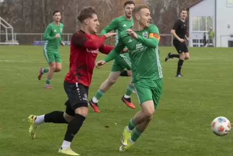 Felix Reißmann (rechts), hier im ersten Rückrundenspiel gegen den TSC Zweibrücken, ist mit sieben Treffern derzeit der beste Tor