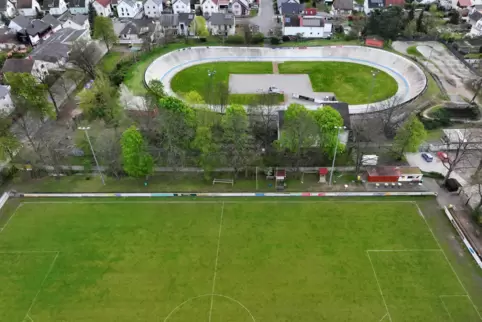 Fußballplatz und Radrennbahn: Dazwischen soll das neue Vereinsheim entstehen.