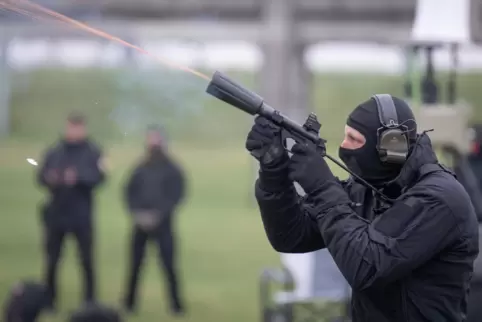 Unter anderem mit solchen Netzkanonen kann die Polizei feindliche Drohnen unschädlich machen.