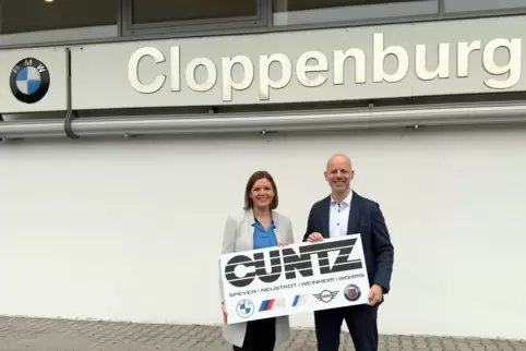 BMW-Filiale mit ihren neuen Betreibern: Geschäftsführer-Duo Simone Würfel und Christian Schick. BMW-Filiale mit ihren neuen Betreibern: Geschäftsführer-Duo Simone Würfel und Christian Schick.