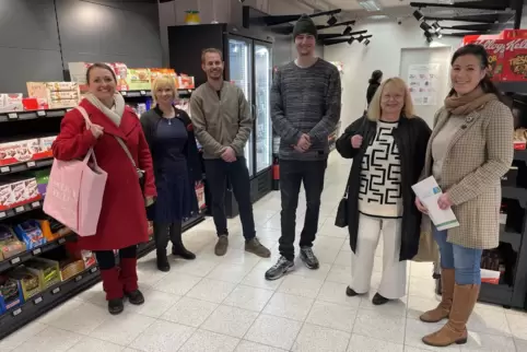 Unser Bild zeigt Yobsti-Mitarbeitende und erste Kundinnen. Links im Bild steht Kandels City-Managerin Jennifer Tschirner, die si