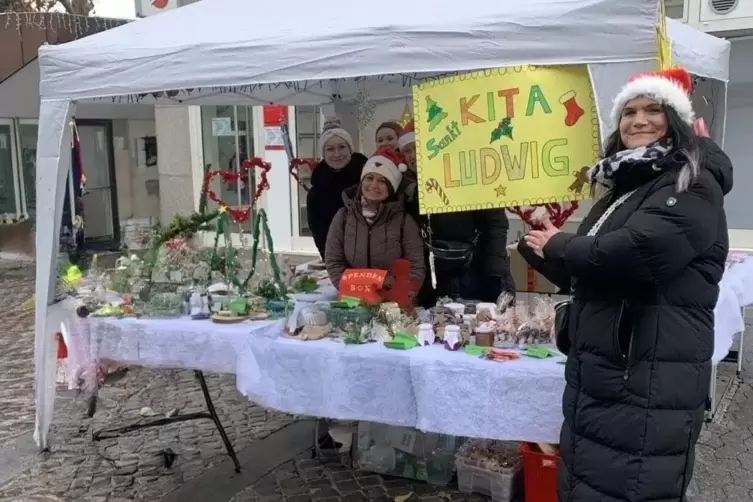 Sonderschicht am Adventssamstag: das Team von St. Ludwig am Verkaufsstand in der Bahnhofstra&szlig;e. 