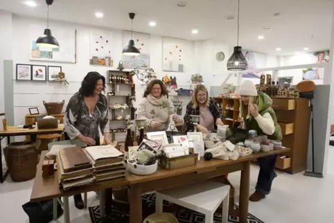 Sie haben sich für den neuen Pop-up-Store ins Zeug gelegt: Mauela Meier, Heike Göhring, Juliane Bohrer und Petra Oberle (von lin