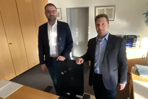Amtsnachfolger Daniel Krauß (links) mit VG-Chef Frank Rüttger in dessen Büro im VG-Sitz in Grünstadt. Beide schätzen sich seit J