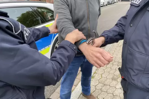 Weil gegen einen der Männer ein Haftbefehl vorlag, wurde er festgenommen. 