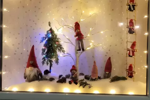 Meike Kaufhold liebt Wichtel – nicht nur in der Weihnachtszeit. Das ganze Jahr dekoriert sie Fenster mit großen und kleinen Wich Meike Kaufhold liebt Wichtel – nicht nur in der Weihnachtszeit. Das ganze Jahr dekoriert sie Fenster mit großen und kleinen Wich