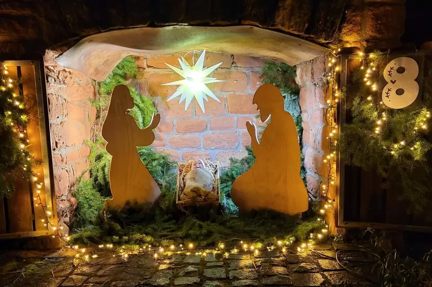 Alexandra und Volker Bauer haben mit ihrer Adventsfensteraktion in ihrem Heimatort Steinbach teilgenommen. Der Unterstand für di