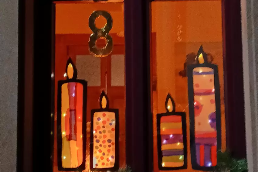 Das Adventsfenster von Maike Schweitzer ist in Niedermoschel zu bestaunen.