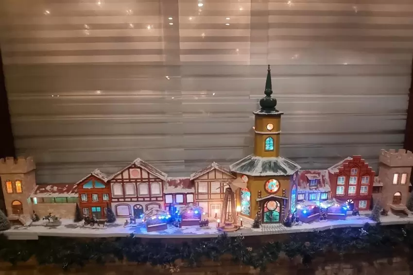 Jedes Jahr zur Adventszeit baut Hans-Jürgen Bayer im Eingangsbereich am Fenster neben der Haustür diese Stadtsilhouette auf. Sie