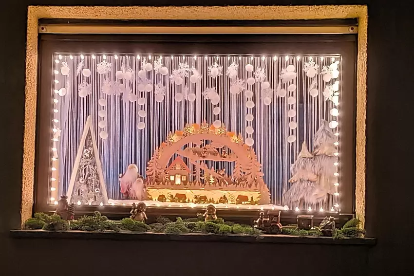 In der stillen Weihnachtszeit schmückt Ilona Balz ihr Fenster so. "Wir wollen beginnen das heilige Fest in unserem schön geschmü