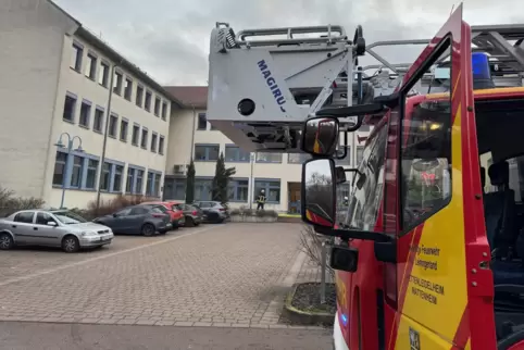 Im Einsatz: Die Feuerwehr am Verwaltungsgebäude der Verbandsgemeinde Leiningerland in Hettenleidelheim. 