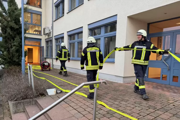 Der Schwelbrand im Untergeschoss war schnell gel&ouml;scht: Wehrleute vor dem Verbandsgemeinde-Geb&auml;ude in Hettenleidelheim. 
