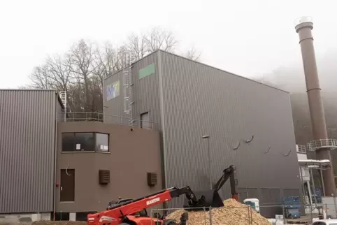Die Energiezentrale im Nebel. Links ist das Hackschnitzellager zu sehen, in der Mitte die Steuerungszentrale und rechts sind die