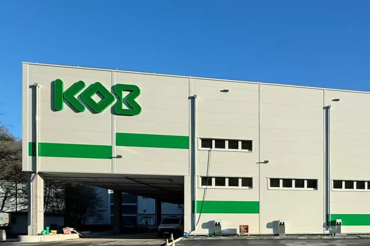 Von der B270 gut zu sehen: der KOB-Schriftzug auf der neuen Spinnerei.